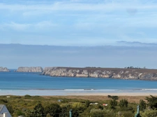 GOULIEN — Maison en ossature bois avec vue panoramique sur la plage : le rêve absolu sur la presqu'île