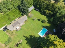 Authentique avec parc, prairie et piscine