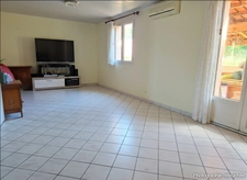 Maison de plain-pied avec jardin et deux garages – Beau potentiel
