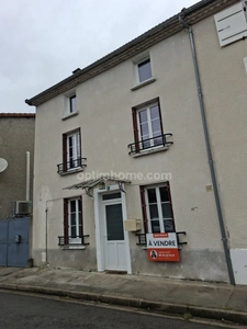 Maison rénovée avec combles et grange – Proche commerces