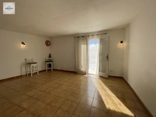 Alleins, maison de plain pied de  83m2 environ établie en zone agricole sur une parcelle de 3033 m2 avec garage attenant 