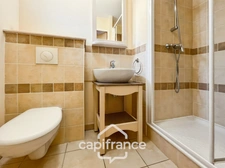 DOMAINE DE PONT ROYAL, maison  de 45 m2 avec vue, élevée d'un étage,  2 vraies chambres, mitoyenne d'un seul côté, piscine privative, emplacement pour véhicule 