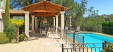 Prestigious property on the Pont Royal golf course, elevated on one level with a total surface area of 190 m2 with unobstructed views, set on 1700 m2 of land, its secure swimming pool, outbuildings
