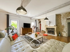 Great opportunity in Alleins: fully renovated and air-conditioned village house of 102 m2, 2 levels with 2 large bedrooms, rooftop terrace, garage