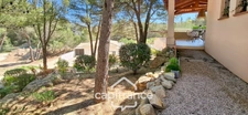 Prestigious property on the Pont Royal golf course, elevated on one level with a total surface area of 190 m2 with unobstructed views, set on 1700 m2 of land, its secure swimming pool, outbuildings