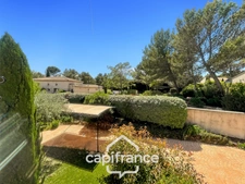 Welcome to your new elegant family villa at Domaine et Golf de Pont Royal, 4 bedrooms, 110 m2, garden 556 m2 