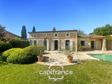 Villa de plain pied de 150 m² avec vue sur le trou numéro 10 , au Domaine et Golf de Pont Royal, terrain 628 m² ,  4 chambres, piscine, garage 