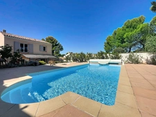 VILLA  AU COEUR DU DOMAINE de PONT ROYAL de 141 m2 avec dépendance, un espace extérieur de 664 m2,piscine, jardin paysager et  naturel, pièce supplémentaire de 24 m2 , places de stationnement , 