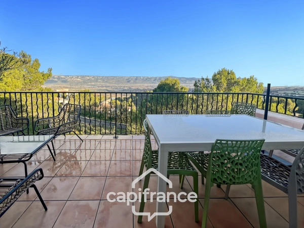 RARE SUR LE DOMAINE de PONT ROYAL, Appartement meublé de 63 m2  CLIMATISE, DERNIER ETAGE, VUE PANORAMIQUE 3 CHAMBRES, TERRASSE  en ANGLE , place de parking 