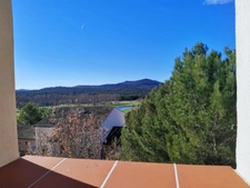 Domaine de Pont royal, spacieux et lumineux appartement de 40 m2,belle vue, localisé en angle, une chambre,  grande loggia terrasse, place de parking  sous la résidence 