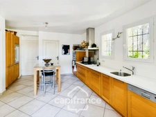 Prestigious property on the Pont Royal golf course, elevated on one level with a total surface area of 190 m2 with unobstructed views, set on 1700 m2 of land, its secure swimming pool, outbuildings