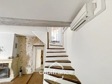Great opportunity in Alleins: fully renovated and air-conditioned village house of 102 m2, 2 levels with 2 large bedrooms, rooftop terrace, garage