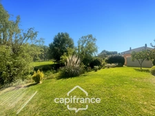 Villa de plain pied de 150 m² avec vue sur le trou numéro 10 , au Domaine et Golf de Pont Royal, terrain 628 m² ,  4 chambres, piscine, garage 