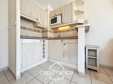 DOMAINE DE PONT ROYAL, maison  de 45 m2 avec vue, élevée d'un étage,  2 vraies chambres, mitoyenne d'un seul côté, piscine privative, emplacement pour véhicule 