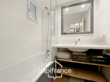 HOTEL DU GOLF  appartement 2ème et dernier étage  rénové et climatisé  de 33 m2 , trou n° 8 , sud ouest , une chambre,  loggia terrasse, salle de bain , wc, piscine résidentielle, place de parking  