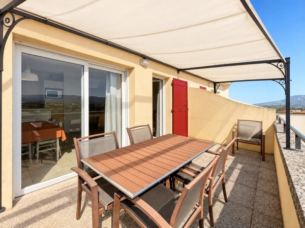 Domaine de Pont ROYAL entre CIEL & LUBERON  appartement  résidentiel soigné de 40 m2 dernier étage vue panoramique avec terrasse secteur et piscine 