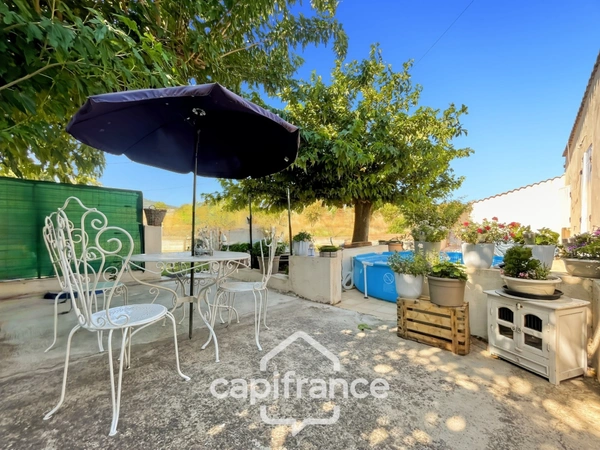 Alleins, maison de plain pied de   83m2 environ établie en zone agricole sur une parcelle de 3 400m2 m2 avec garage attenant 