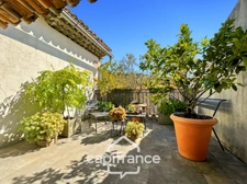 Great opportunity in Alleins: fully renovated and air-conditioned village house of 102 m2, 2 levels with 2 large bedrooms, rooftop terrace, garage