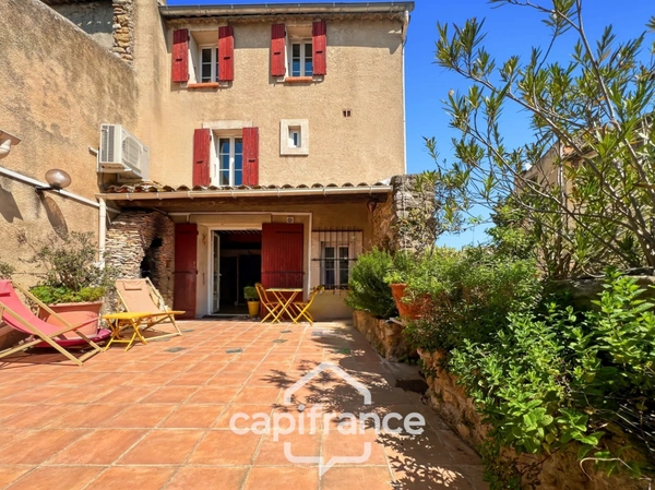 Authentique maison de village de 118 m2 en pierre, climatisée, terrasse de 50 m2, cuisine extérieure, double garage, grenier, trois belles chambres  2 salle de bains, buanderie  