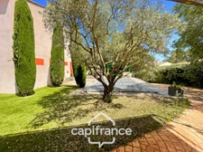 Welcome to your new elegant family villa at Domaine et Golf de Pont Royal, 4 bedrooms, 110 m2, garden 556 m2 