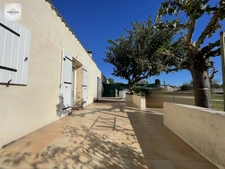 Alleins, maison de plain pied de  83m2 environ établie en zone agricole sur une parcelle de 3033 m2 avec garage attenant 