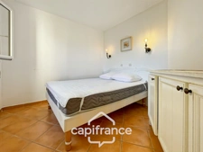 Appartement en rez-de-jardin , 3 chambres , place de parking , exposé Est sur le Domaine et Golf de Pont Royal
