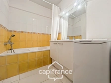  Light, calm, authenticity... A Pont Royal lifestyle. 50m² apartment with hill views, large terrace, 2 real bedrooms, swimming pool, parking space, bicycle garage.