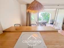 Appartement de 42 m2 rénové, avec jardin, climatisé, une chambre, une chambre cabine, une buanderie, un salle d'eau, loggia terrasse, place de parking   