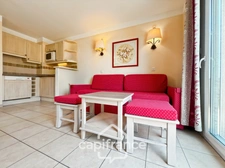 DOMAINE DE PONT ROYAL, maison  de 45 m2 avec vue, élevée d'un étage,  2 vraies chambres, mitoyenne d'un seul côté, piscine privative, emplacement pour véhicule 