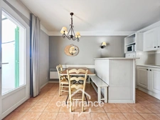 DOMAINE de PONT ROYAL,dans la nature, bastidon de 45 m2 ravalé et entretenu élevé d'un étage avec un jardin  2 chambres, place de parking