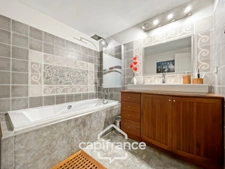 Great opportunity in Alleins: fully renovated and air-conditioned village house of 102 m2, 2 levels with 2 large bedrooms, rooftop terrace, garage