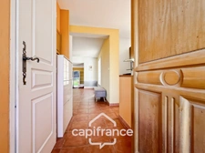 Maison individuelle et familiale de 165 m2, 7 pièces, située à  ALLEINS proche Salon de Provence établie sur un terrain de 945m² avec  piscine et dépendances