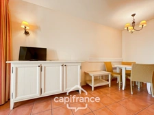 PONT ROYAL EN PROVENCE APPARTEMENT DE  27 M2 VUE LUBERON UNE CHAMBRE MEUBLE EQUIPE UNE PLACE DE PARKING B