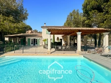 Prestigious property on the Pont Royal golf course, elevated on one level with a total surface area of 190 m2 with unobstructed views, set on 1700 m2 of land, its secure swimming pool, outbuildings