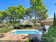 VILLA  AU COEUR DU DOMAINE de PONT ROYAL de 141 m2 avec dépendance, un espace extérieur de 664 m2,piscine, jardin paysager et  naturel, pièce supplémentaire de 24 m2 , places de stationnement , 