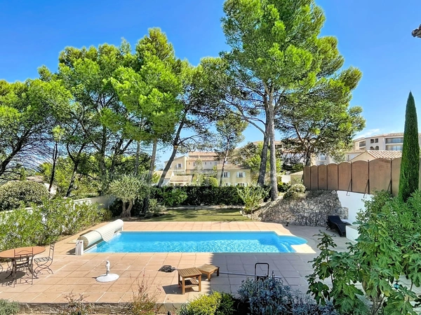 VILLA  AU COEUR DU DOMAINE de PONT ROYAL de 141 m2 avec dépendance, un espace extérieur de 664 m2,piscine, jardin paysager et  naturel, pièce supplémentaire de 24 m2 , places de stationnement , 