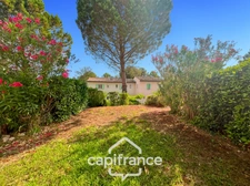 DOMAINE de PONT ROYAL,dans la nature, bastidon de 45 m2 ravalé et entretenu élevé d'un étage avec un jardin  2 chambres, place de parking