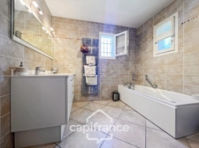 Prestigious property on the Pont Royal golf course, elevated on one level with a total surface area of 190 m2 with unobstructed views, set on 1700 m2 of land, its secure swimming pool, outbuildings