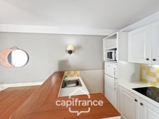 DOMAINE DE PONT ROYAL – Bastidon climatisé de 44 m², ravalé et parfaitement entretenu, avec jardin, 2 chambres et place de parking, au cœur de la nature