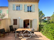 BASTIDON de 45 m2 élévé d'un étage, localisé dans une pinède, situé en angle,  deux chambres en étage,  terrasse , jardin  et tranquillité 