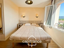 DOMAINE DE PONT ROYAL, maison  de 45 m2, élevée d'un étage,  2 vraies chambres, mitoyenne d'un seul côté, piscine privative, emplacement pour véhicule 