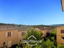  Light, calm, authenticity... A Pont Royal lifestyle. 50m² apartment with hill views, large terrace, 2 real bedrooms, swimming pool, parking space, bicycle garage.
