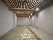 Great opportunity in Alleins: fully renovated and air-conditioned village house of 102 m2, 2 levels with 2 large bedrooms, rooftop terrace, garage