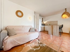 Appartement de 42 m2 rénové, avec jardin, climatisé, une chambre, une chambre cabine, une buanderie, un salle d'eau, loggia terrasse, place de parking   