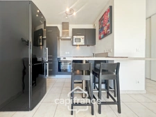  Light, calm, authenticity... A Pont Royal lifestyle. 50m² apartment with hill views, large terrace, 2 real bedrooms, swimming pool, parking space, bicycle garage.