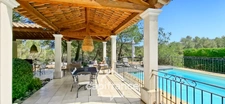 Prestigious property on the Pont Royal golf course, elevated on one level with a total surface area of 190 m2 with unobstructed views, set on 1700 m2 of land, its secure swimming pool, outbuildings