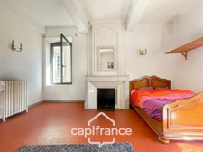 ne demeure de caractère au cœur de la Provence: 242 m2 de superficie habitable , une TERRASSE PANORAMIQUE. Distribution sur 3 niveaux :charme, authenticité, confort et bien être  sont les maitres mots