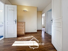 Maison individuelle et familiale de 165 m2, 7 pièces, située à  ALLEINS proche Salon de Provence établie sur un terrain de 945m² avec  piscine et dépendances