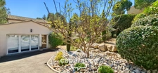 Prestigious property on the Pont Royal golf course, elevated on one level with a total surface area of 190 m2 with unobstructed views, set on 1700 m2 of land, its secure swimming pool, outbuildings
