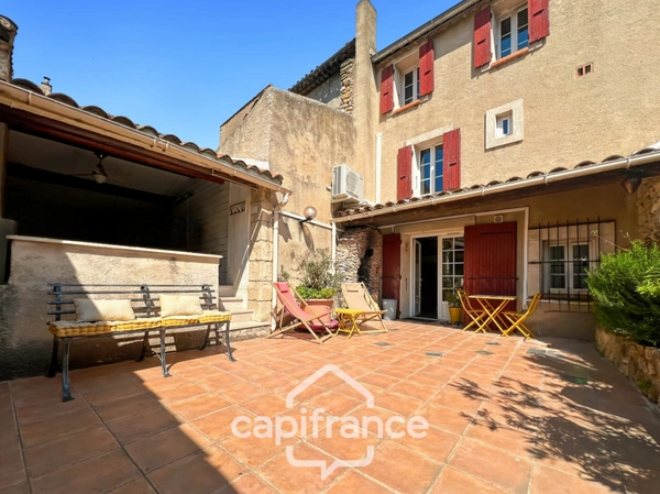 Authentique maison de village de 118 m2 en pierre, chambres climatisées, terrasse de 50 m2, cuisine extérieure, double garage, grenier, trois belles chambres  2 salle de bains, buanderie  